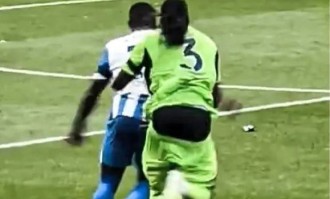 富勒姆球员巴锡边踢比赛边掉裤子，社媒回应：这场我肯定提好裤子