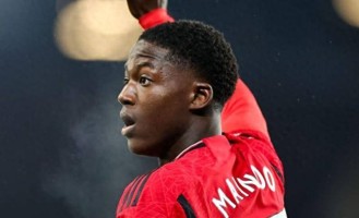 1-1平富勒姆！曼联新星被弃用，球迷怒批主帅，梅努未来堪忧？