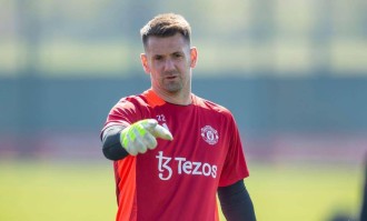 曼联39岁老门将同意续约做陪练！多纳鲁马用红魔抬价，不卖奥纳纳难签大牌