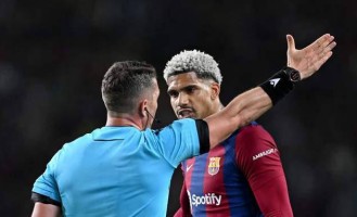 巴萨26岁队长阿劳霍状态告急：1张红牌引心态崩溃，身心俱疲将休战数周