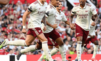 红魔门将送礼，枪手铁卫一剑封喉！阿森纳1-0曼联，拒绝百场失利