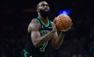 杰伦-布朗接受右膝关节镜手术 季后赛曾带伤出战