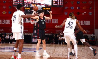 杨瀚森:庆祝动作是队友叫我做的 这周学会了What The Helly