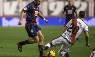 西甲中游生死绞杀！巴列卡诺死磕阿拉维斯：主场强硬派 VS 客场长传王？