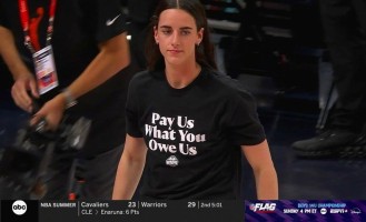 WNBA全明星 众球员身着“还钱”T恤表达抗议