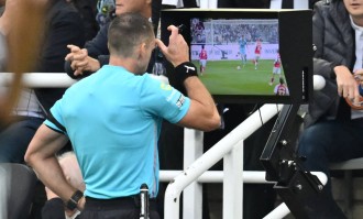 VAR技术推翻阿森纳点球判罚，霍华德·韦伯详解真相引热议