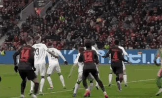 杀疯了！32岁凯恩世界波+点射，拜仁3-0完胜，6分领跑德甲