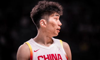 仅4分如何立足西甲？曝2米23巨人脚内八字 空篮不进+被帽实在太软