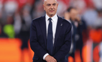 刚夺欧联却遭解雇？热刺换帅引爆争议，列维强硬回应质疑