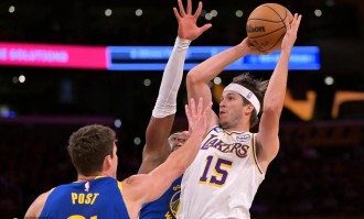 季前赛-詹姆斯库里休战里夫斯21分 湖人胜勇士