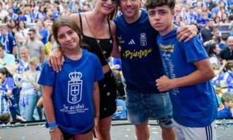 40岁卡索拉社媒晒与家人合照，庆祝随皇家奥维耶多升级西甲