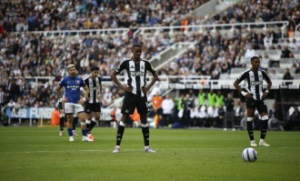 纽卡斯尔4000万求购维萨，伊萨克转会再掀波澜