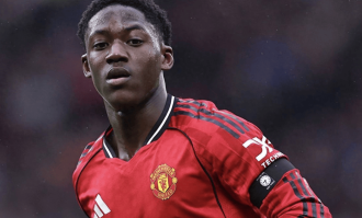 梅努在卡里克麾下迅速崛起，成为曼联中场新星。