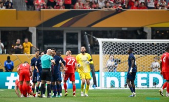 拜仁多打两人被大巴黎淘汰，主帅表现遭到质疑，球迷直言他该下课