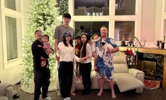 杨瀚森与女友一起在当地华人家中过感恩节