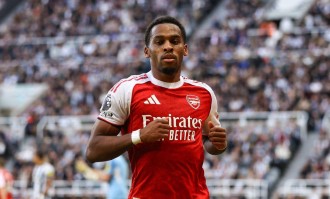 24岁荷兰边卫撑起一片天！攻防两端表现俱佳，阿森纳争冠新拼图