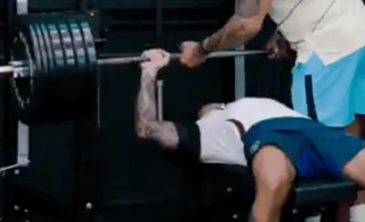 曼联铁卫卧推130公斤征服球迷！有望提前复出，此前曾担心今年报销