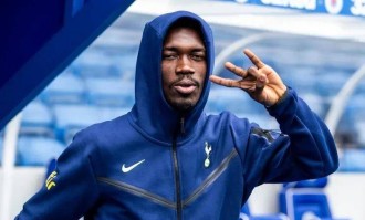 红牌+越位1厘米！十人本菲卡钢铁防线现形，穆帅光明球场决战15年魔咒