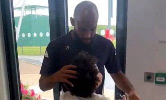 姆贝莫穿19号亮相卡林顿！拉什福德桑乔登机离开，曼联开始买中锋