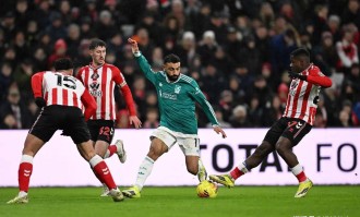 利物浦1-0掀翻魔鬼主场！范戴克创纪录绝杀，右后卫魔咒仍存在！