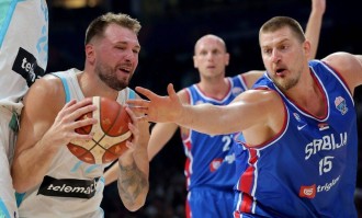 惨败塞尔维亚后 东契奇在更衣室与队友进行激烈交流