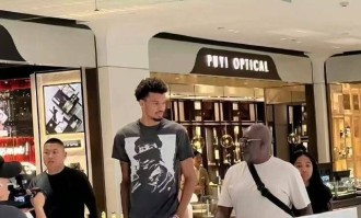 文班亚马低调现身北京 逛顶级商场+品尝牛肉面