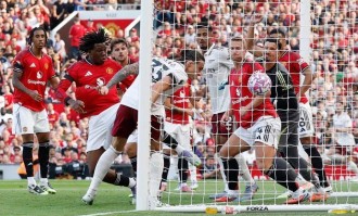 曼联遭争议判罚0-1阿森纳！2亿锋线未解最大问题，阿莫林否认选错门将