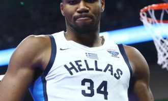 字母哥今夏国家队热身赛首秀 15分钟爆砍25+10