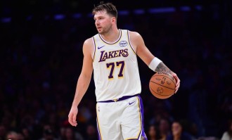 东契奇单节再轰20+平老詹 罕见暴怒头顶挑事小菜鸟