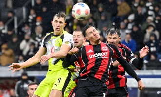 （体育）足球——德甲：法兰克福平多特蒙德