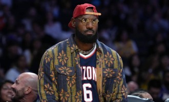 记者：詹姆斯康复进展顺利 目标是11月中旬回归赛场