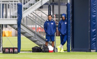 切尔西转会大戏：西蒙斯暗示离队，莱比锡RB陷入困境