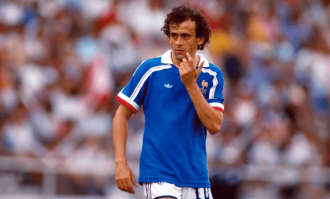 盘点足球史上15位最伟大的10号，齐达内排名第五，前三实至名归