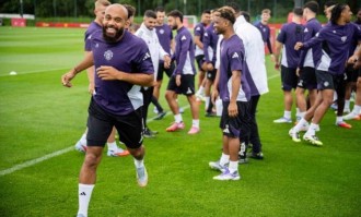 姆贝莫参加曼联首训与队友互动融洽，阿莫林召集全队欢迎他