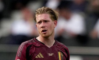 迪斯汀觉得德布劳内的决定有点蹊跷，胡梅尔斯与埃梅里擦肩而过