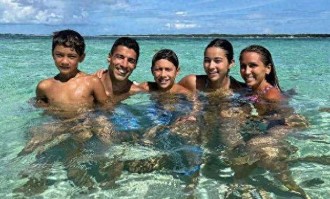 苏亚雷斯38岁仍光彩照人，一家五口幸福美满