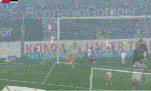 3-1，格里马尔多任意球双响，9人德甲第12掀翻德甲第2，滕哈赫前东家赛季首胜