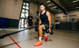 东契奇当选男士健康封面人物 休赛期一天两练+间歇性禁食