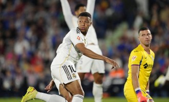 姆巴佩超越梅西，连续11场进球，生涯战绩登顶395球！