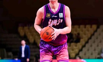 余嘉豪签约西甲三年，首季租借西乙，月薪仅2000欧，损失千万令人惋惜