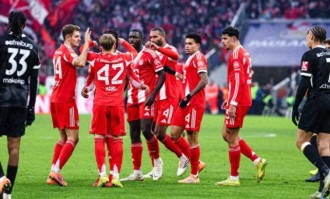 拜仁神奇大逆转！跨季20战不败，434天领跑德甲，连刷8纪录
