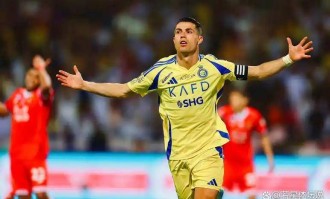 2-1，40岁C罗腾空转体180度庆祝：利剑出鞘，率队逆转法甲劲旅