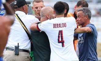 名帅失控！恩里克袭击球员引争议，或禁赛5场，巴黎形象受损