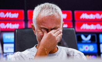 0-1出局！费内巴切解雇穆帅后速签4将，球迷：这是对他的“背叛”