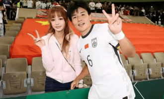 恭喜，国足22岁小将留洋，加盟英超豪门，女友曝光，长相甜美，陪伴留洋