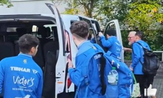 樊振东拿下德甲首场胜利，离场时疑似被车门夹到手，吓坏身旁队友