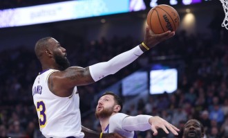 老詹17+8东契奇33+11+8 小里22+10湖人险胜爵士