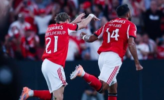 本菲卡险胜马德拉，穆帅临场惹争议，补时进球定冠军之争.