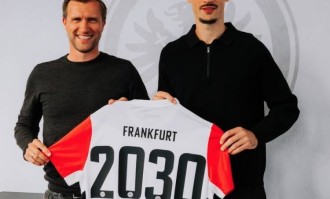 不去药厂&amp;多特！官方：28岁中卫罗宾-科赫和法兰克福续约至2030年