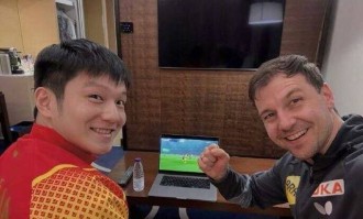 樊振东加盟德甲才过半月，暖心的一幕出现，韩莹的话让人动容！